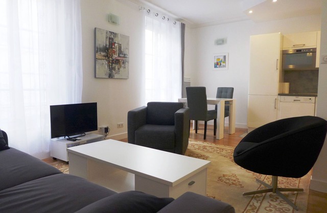 “Arc de Triomphe” is just next door- Bright apt with elevator – 4 guests PON