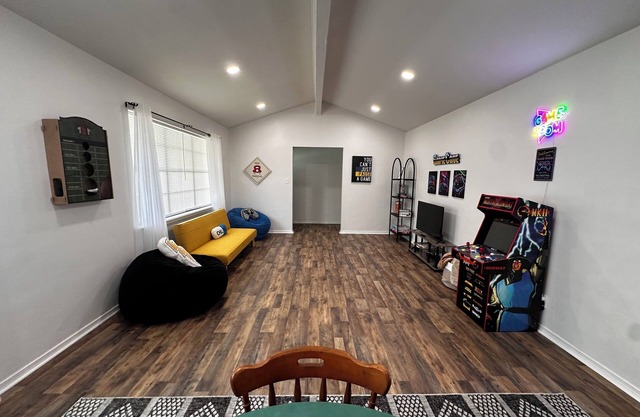 Arcade Poker & Games- Pet Friendly! Sleeps 9! 2 living areas - Fully Remodeled!