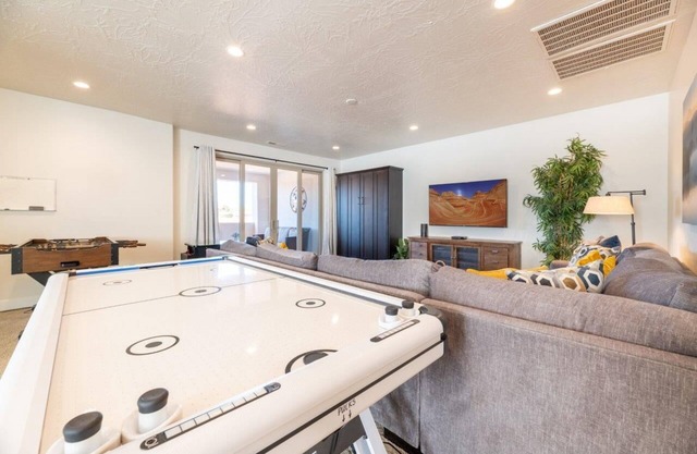 Arcadia 46 🌺 PRIVATE Fire Pit + Hot Tub! Arcade * Air Hockey * Sleeps 27