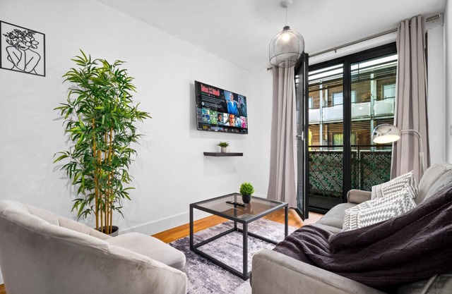 Arcadian Apartment - One Bed - Parking - Balcony