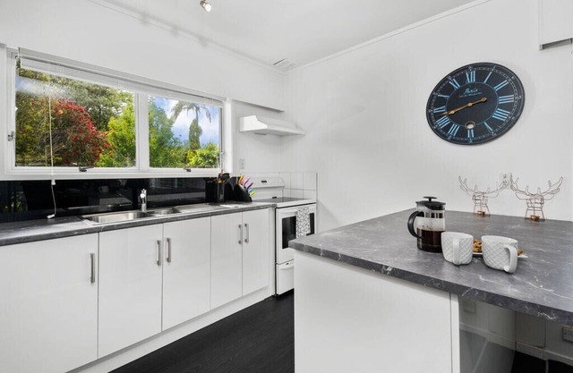 Archie's Beach Bach - Orewa Accommodation