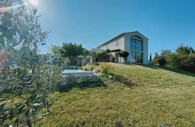 Architect-designed house with swimming pool and incredible view!