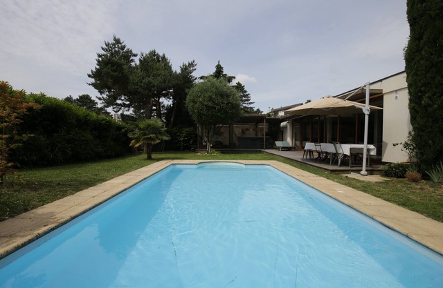 Architect-designed villa with swimming pool in Lyon