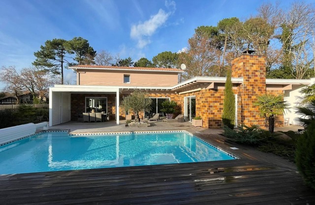 Architect-designed villa, heated pool, beach 200 m away in the heart of the Bassin d'ARCACHON