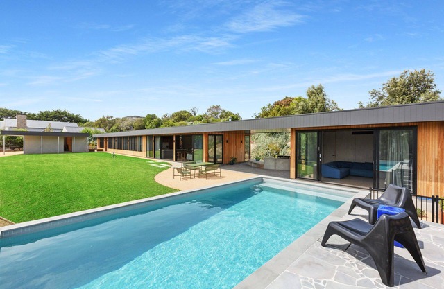 Architectural masterpiece, luxurious pool and entertaining area (sleeps 8)