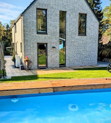 Architektenhaus mit Spielplatz, Sauna & Pool am Wald nahe Hamburg