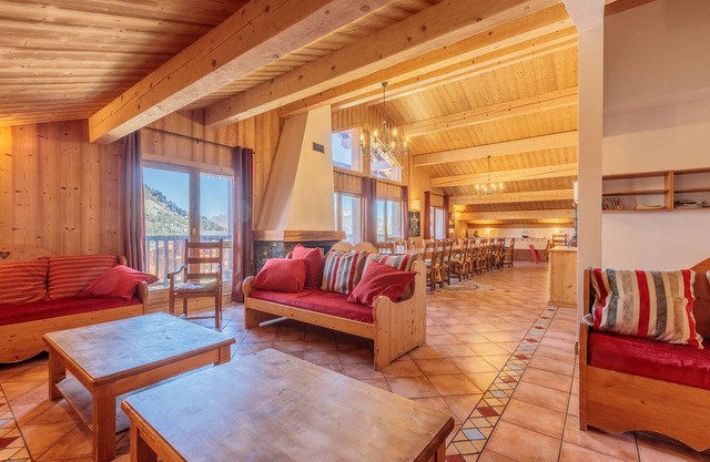 Arcs 2000: 32 people, entire chalet with Mont Blanc view and close to the slopes