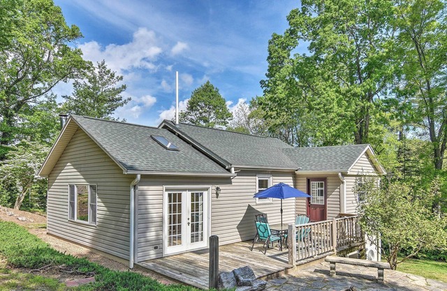Arden Cottage w/Fire Pit - 11 Mi to Asheville