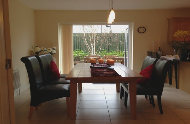 Ardmullen Holly 4 bedroom - sleeps 8 guests in 4 bedrooms