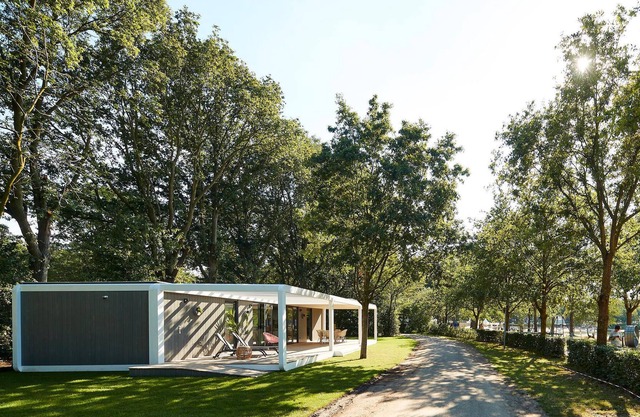 Are you dreaming of a relaxing and varied vacation close to the water? Then this vacation home might