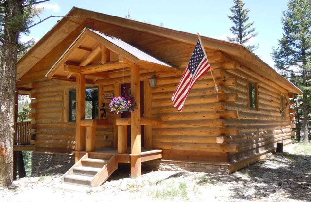 Argenta Falls Cabin - Nestled Among the Trees with Sounds of the Falls