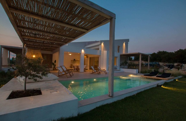 Aristotelia Gi Villas - Blissful Poolside Sanctuary