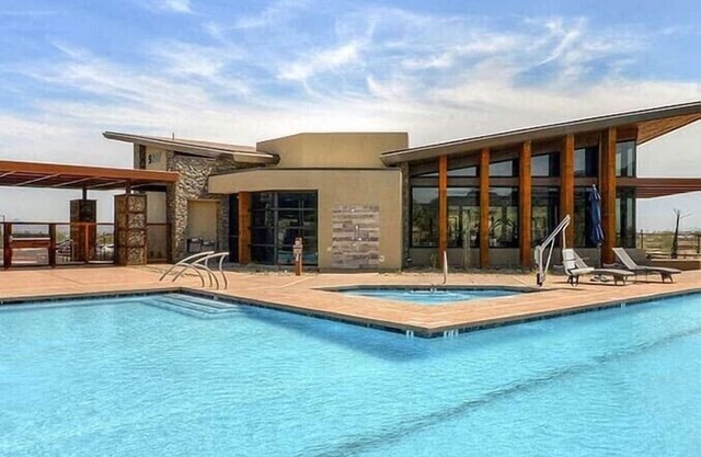 Arizona retreat! Hiking trails, 15 mins. to Downtown. Heated community pool.