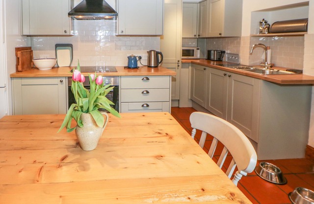 ARKLEHURST, pet friendly, with open fire in Langthwaite