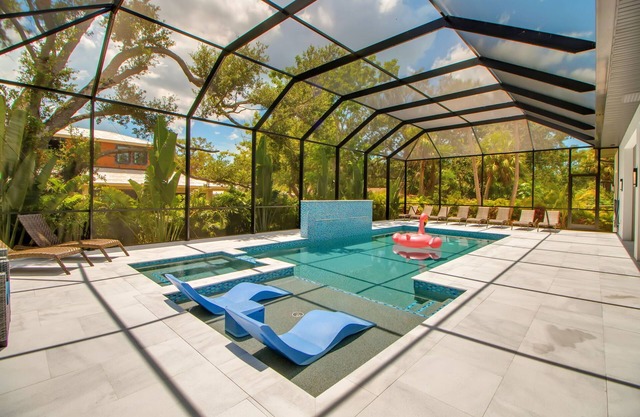 Arlington Oasis - Luxury 5 Bed Home, Heated Pool, E-bikes by Gulf Coast Holiday Homes