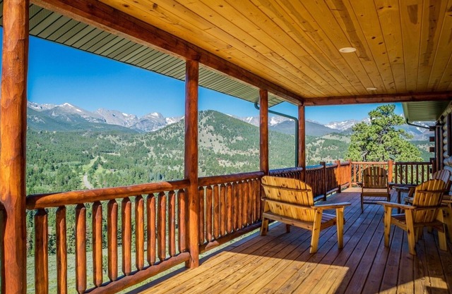 Armstrong Log Cabin Vacation Home at Windcliff by RedAwning