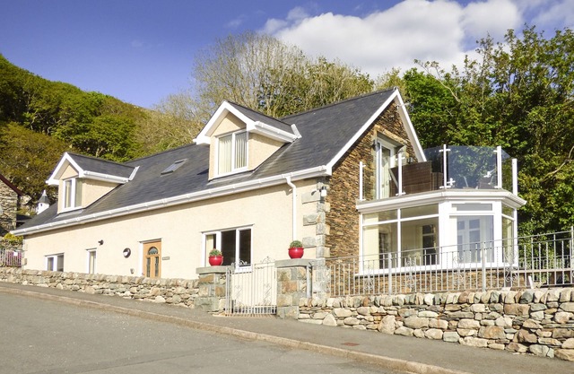 ARNANT, family friendly, country holiday cottage in Barmouth