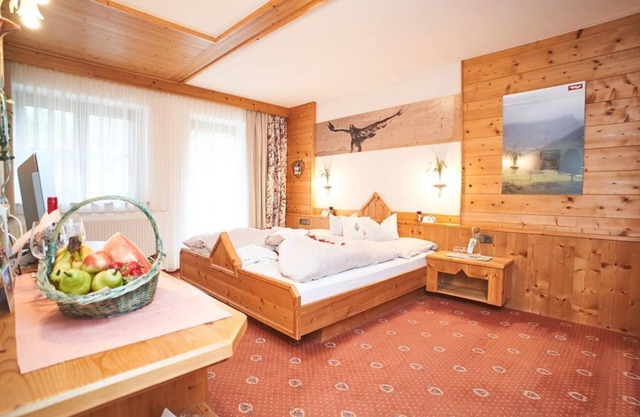 Arnika, bed-sitting room/shower, toilet - Ferienhaus Kirchplatzl