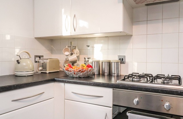 ARNSIDE HOUSE, pet friendly in South Lakeland Leisure Village