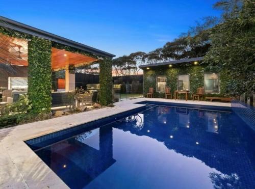 Aroha Moana - Luxe Entertainer with Pool & Sauna