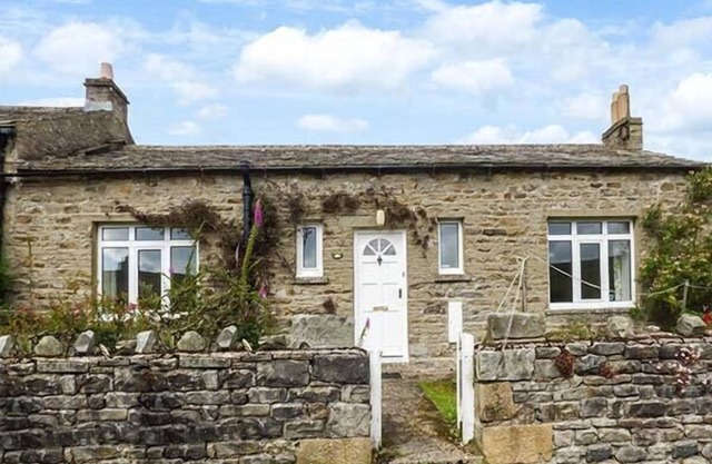 AROS, pet friendly, with open fire in Langthwaite