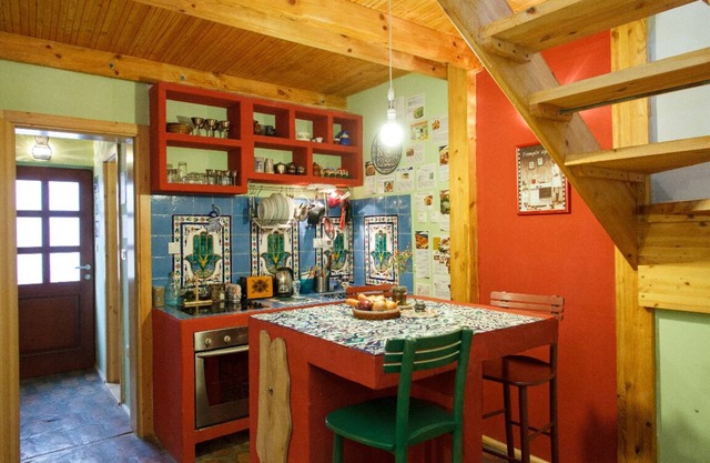 AROUND THE WORLD HOUSE. Unique, cosy, 2-level, pet friendly apartment at Dorcol