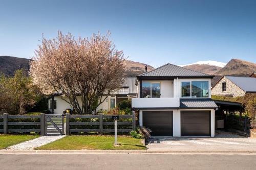 Arrowtown Family Home with spa