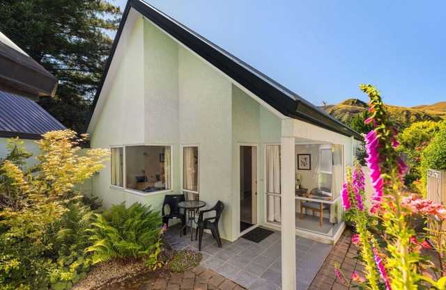 Arrowtown Great location-sunny comfy home