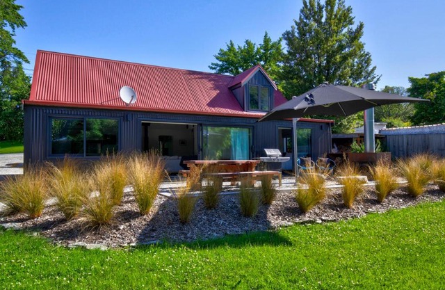 Arrowtown Red Cottage with Spa