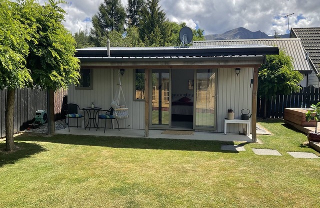 Arrowtown: Self-contained sleep-out at rear of private section.