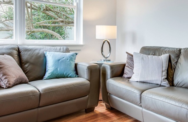 Art Deco 2-Bed Close to City and Harbour