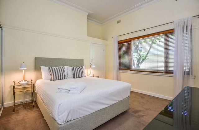 Art deco ground floor apartment located on the stunning Grant Street in Cottesloe. Just 450m to the