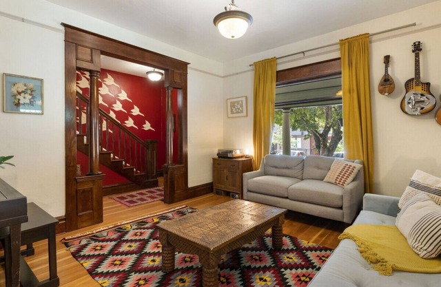 Art Deco Oasis: Den & Office with Garden & kids room