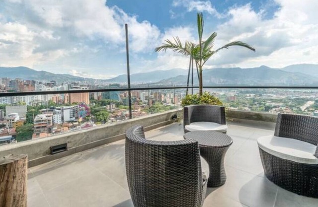Art Living apt with unbeatable views, pool & gym
