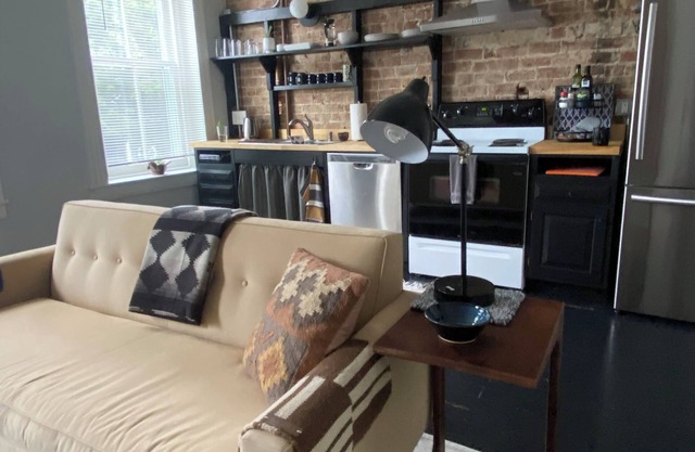 Artful 1-bedroom Apartment in The Fan with Parking