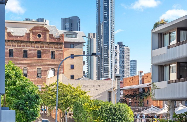 Artful Abode! 1Bed/1Bath/1Car ~ 5 mins to CBD