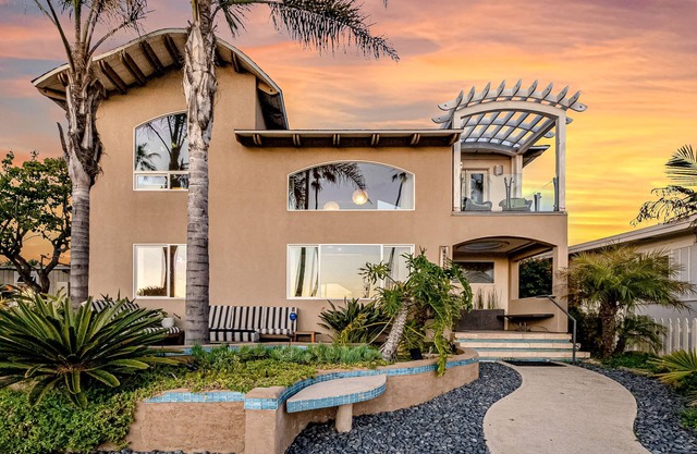 Artful escape with private hot tub, sunset rooftop, shuffleboard - walk to beach