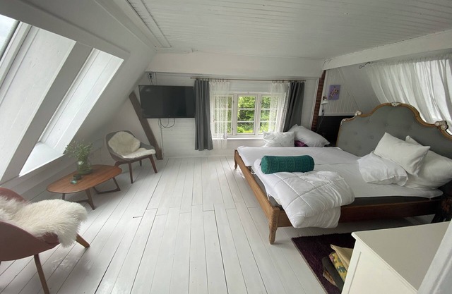 Artist Kate Villa Lilia - Living under the roof