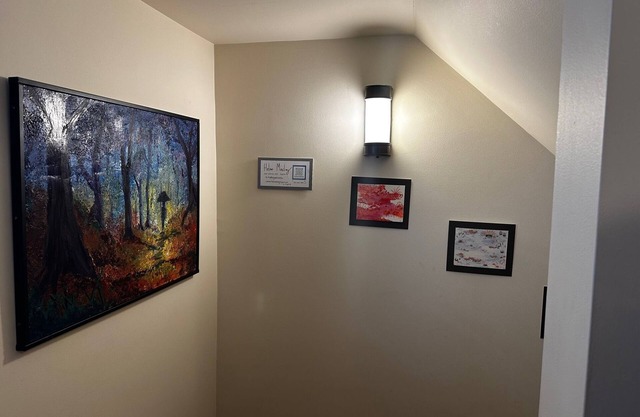 Artist retreat by Lake Bde Maka Ska (5 people) - 2.5 miles to convention center