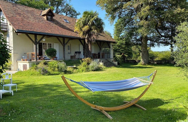 Artist's house in a preserved natural setting, near the Futuroscope
