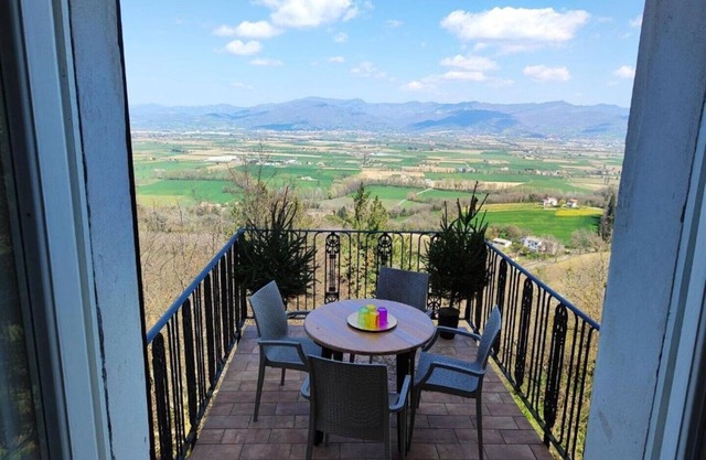 Artists' House - Historic home with panoramic terrace.