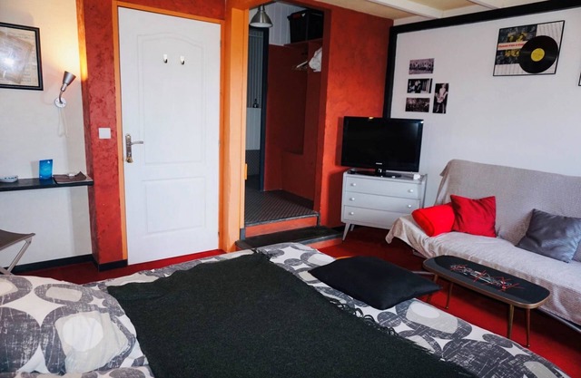 Artists Room - Up to 3 people (no pets)