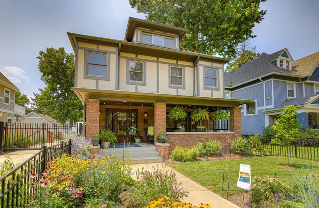 Arts and Crafts 3 bedroom/2 bath apartment (2nd floor)