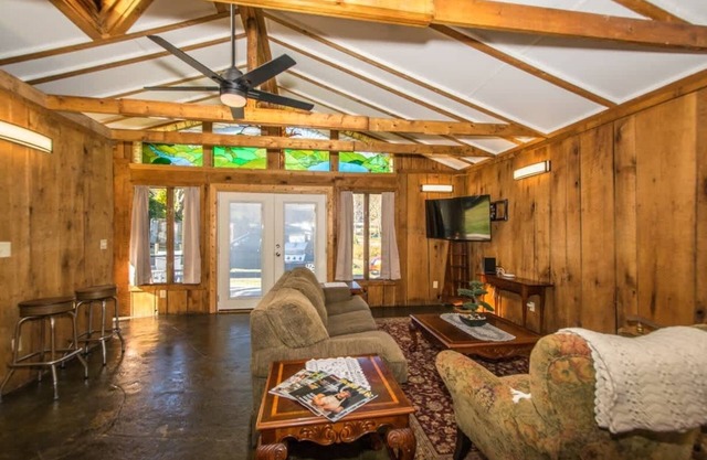 Artsy 2BDR Cottage w/Free Tix | 5 Min to Main St