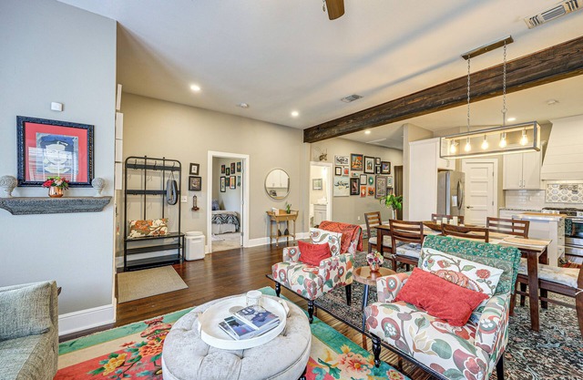 Artsy Bungalow w/Yard in Dtwn San Antonio