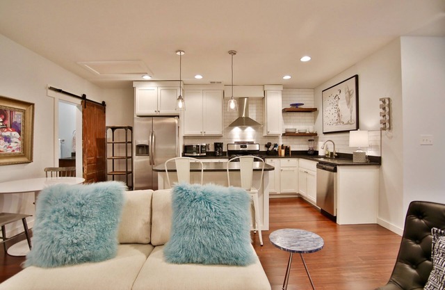 Artsy Butchertown Apartment, SmartTV, Outdoor Hang Space w/Firepit & Grill