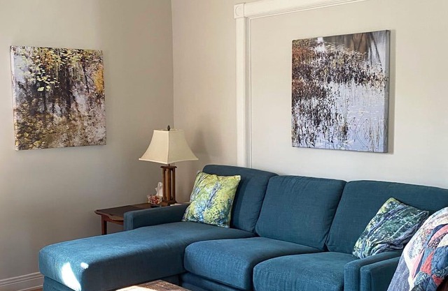 Artsy & Comfy - Breakfast Included - 3 large rooms- Sleeps 6