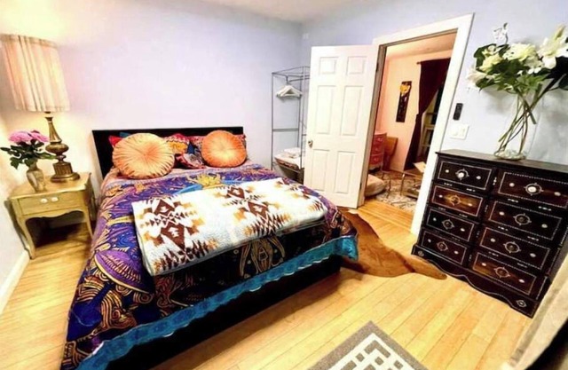 Artsy Cottage w Private Garden by Park/shop/Restr/Airport 30+ Day Stay