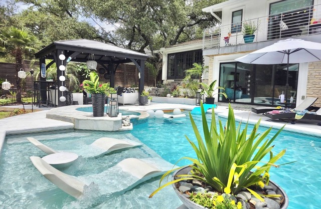 Artsy.Luxury Resort style living with POOL and JACUZZI near Downtown!