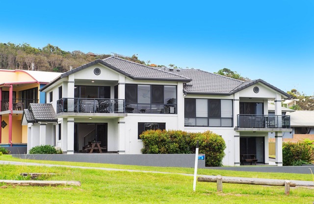 AS NEW SPARKLING 3 BEDROOM TOWNHOUSES ON THE GOLF COURSE